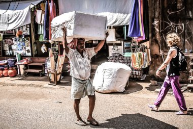 Gokarna Karnataka Hindistan Ekim 30, 2017 sabah Gokarna kasabasının Ana sokakta yürüyüş bilinmeyen insanların görünümü