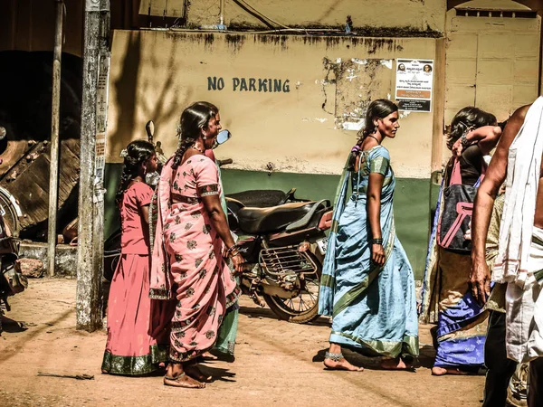 Gokarna Karnataka 印度2017年10月30日上午在 Gokarna 镇主要街道散步的不明身份者的观点 — 图库照片