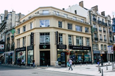 Reims Fransa 10 Ağustos 2018 görünümü bilinmeyen insan öğleden sonra Reims sokakta yürürken