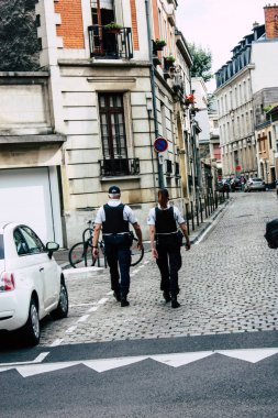 Reims Fransa 10 Ağustos 2018 Reims sokaklarında öğleden sonra bir Fransız askeri devriye görünümünü