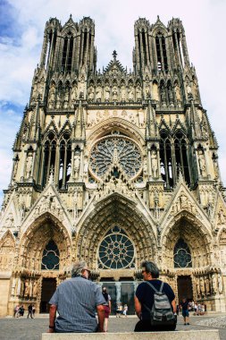 Reims Fransa 10 Ağustos 2018 görüntülemek bilinmeyen kişi ayakta ön Reims Katedrali öğleden sonra