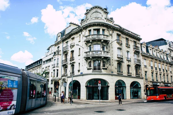 Reims Fransa 10 Ağustos 2018 görünümü bilinmeyen insan öğleden sonra Reims sokakta yürürken