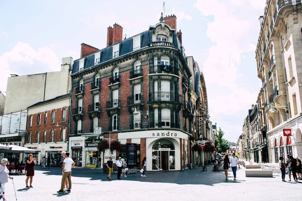 Reims Fransa 10 Ağustos 2018 görünümü bilinmeyen insan öğleden sonra Reims sokakta yürürken