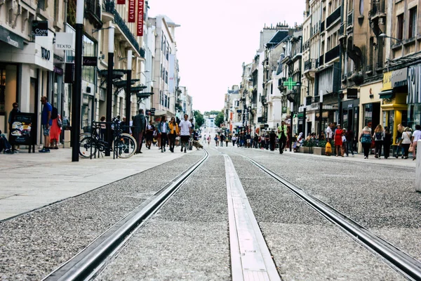 Reims Fransa 10 Ağustos 2018 görünümü bilinmeyen insan öğleden sonra Reims sokakta yürürken