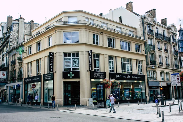 Reims Fransa 10 Ağustos 2018 görünümü bilinmeyen insan öğleden sonra Reims sokakta yürürken