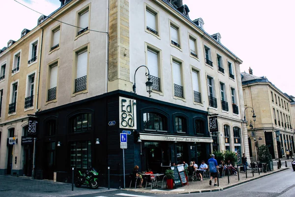 Reims Fransa 10 Ağustos 2018 görünümü bilinmeyen insan öğleden sonra Reims sokakta yürürken