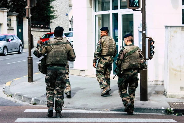 Reims Fransa 10 Ağustos 2018 Reims sokaklarında öğleden sonra bir Fransız askeri devriye görünümünü