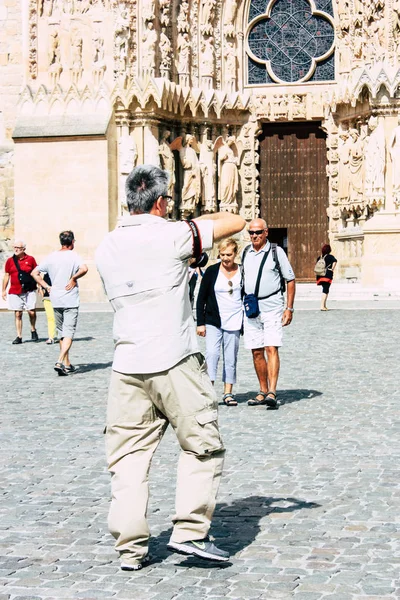 Reims Fransa 10 Ağustos 2018 görüntülemek bilinmeyen kişi ayakta ön Reims Katedrali öğleden sonra