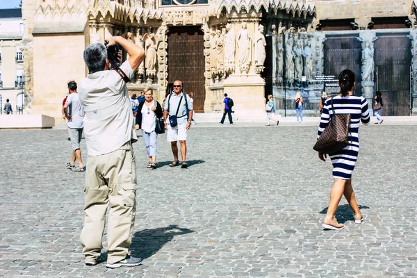 Remeš Francie Srpna 2018 Pohled Neznámých Lidí Stojící Před Katedrálu — Stock fotografie