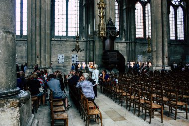 Reims Fransa 13 Ağustos 2018 öğleden sonra Notre Dame Katedrali Reims içinde bilinmeyenler turist görünümünü