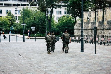 Reims Fransa 13 Ağustos 2018 Reims sokaklarında öğleden sonra bir Fransız askeri devriye görünümünü