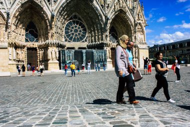 Reims Fransa 13 Ağustos 2018 bilinmeyenli insanlar yürürken, insanlar görünümünü ön Reims Notre Dame Katedrali öğleden sonra