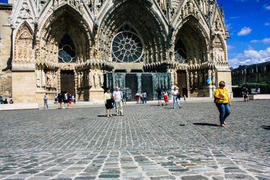 Reims Fransa 13 Ağustos 2018 bilinmeyenli insanlar yürürken, insanlar görünümünü ön Reims Notre Dame Katedrali öğleden sonra