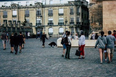 Reims Fransa 13 Ağustos 2018 bilinmeyenli insanlar yürürken, insanlar görünümünü ön Reims Notre Dame Katedrali öğleden sonra