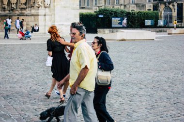 Reims Fransa 13 Ağustos 2018 bilinmeyenli insanlar yürürken, insanlar görünümünü ön Reims Notre Dame Katedrali öğleden sonra