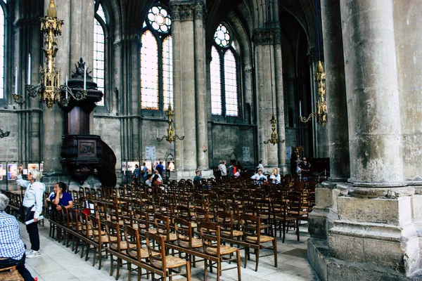兰斯法国2018年8月13日在圣母院兰斯大教堂内的未知游客的看法在下午 — 图库照片