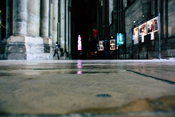 Reims Fransa 13 Ağustos 2018 öğleden sonra Notre Dame Katedrali Reims içinde bilinmeyenler turist görünümünü