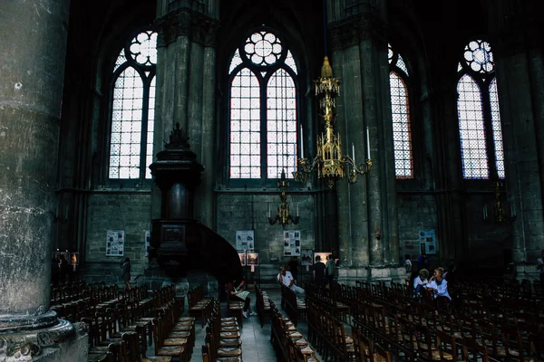 Reims Fransa 13 Ağustos 2018 öğleden sonra Notre Dame Katedrali Reims içinde bilinmeyenler turist görünümünü