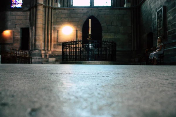 Remeš Francie Srpna 2018 Neznámých Turistické Uvnitř Katedrály Notre Dame — Stock fotografie