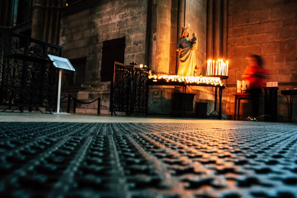 Reims Fransa 13 Ağustos 2018 öğleden sonra Notre Dame Katedrali Reims içinde bilinmeyenler turist görünümünü