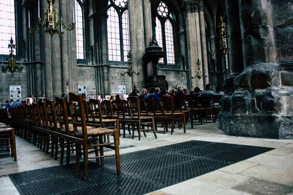 Reims Fransa 13 Ağustos 2018 öğleden sonra Notre Dame Katedrali Reims içinde bilinmeyenler turist görünümünü
