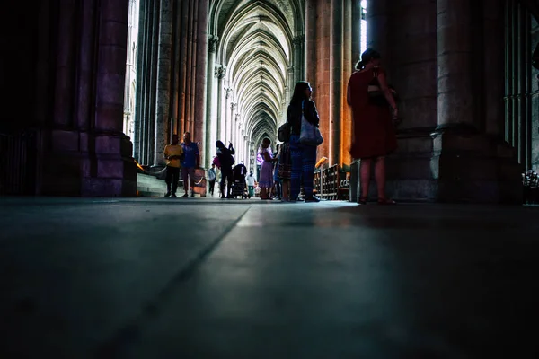 Reims Fransa 13 Ağustos 2018 öğleden sonra Notre Dame Katedrali Reims içinde bilinmeyenler turist görünümünü