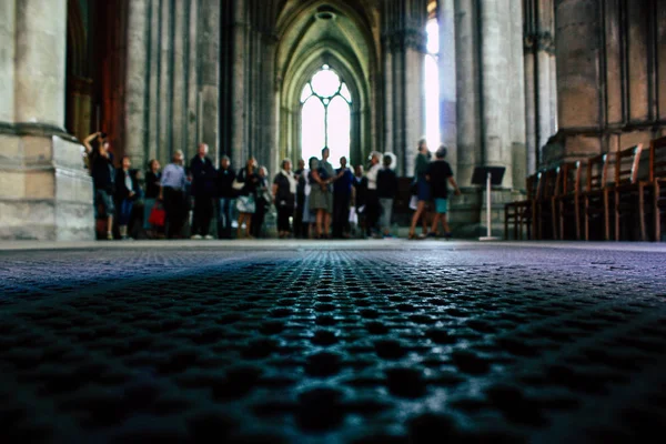 Reims Fransa 13 Ağustos 2018 öğleden sonra Notre Dame Katedrali Reims içinde bilinmeyenler turist görünümünü