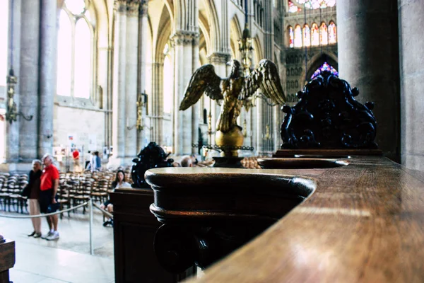 Reims Fransa 13 Ağustos 2018 öğleden sonra Notre Dame Katedrali Reims içinde bilinmeyenler turist görünümünü