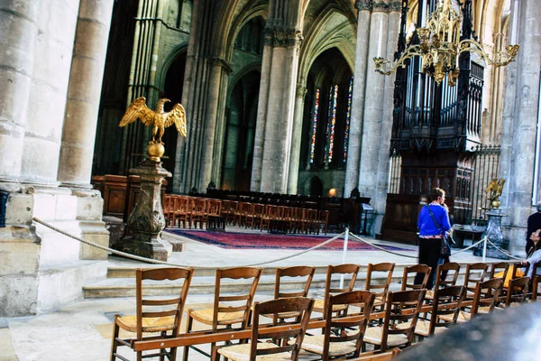 兰斯法国2018年8月13日在圣母院兰斯大教堂内的未知游客的看法在下午 — 图库照片