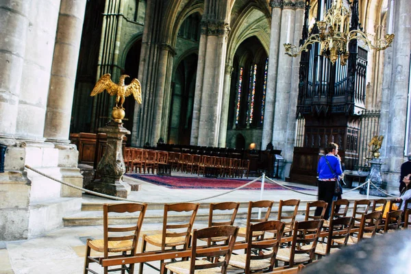 Reims Fransa 13 Ağustos 2018 öğleden sonra Notre Dame Katedrali Reims içinde bilinmeyenler turist görünümünü