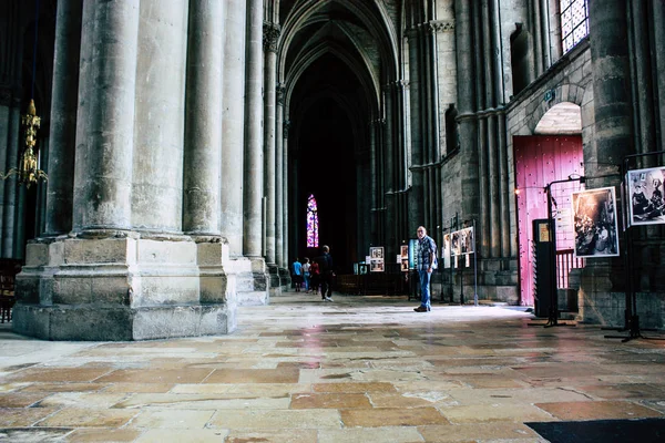Reims Fransa 13 Ağustos 2018 öğleden sonra Notre Dame Katedrali Reims içinde bilinmeyenler turist görünümünü