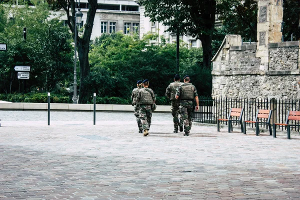 Reims Fransa 13 Ağustos 2018 Reims sokaklarında öğleden sonra bir Fransız askeri devriye görünümünü