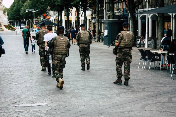 Reims Fransa 13 Ağustos 2018 Reims sokaklarında öğleden sonra bir Fransız askeri devriye görünümünü