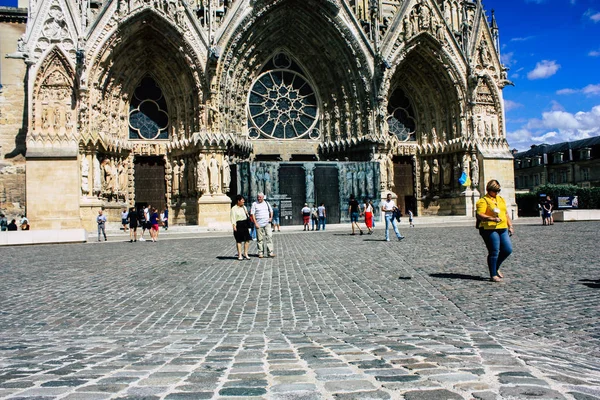Reims Fransa 13 Ağustos 2018 bilinmeyenli insanlar yürürken, insanlar görünümünü ön Reims Notre Dame Katedrali öğleden sonra