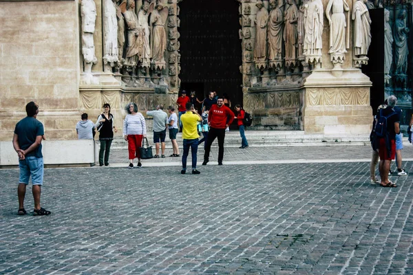 Reims Fransa 13 Ağustos 2018 bilinmeyenli insanlar yürürken, insanlar görünümünü ön Reims Notre Dame Katedrali öğleden sonra