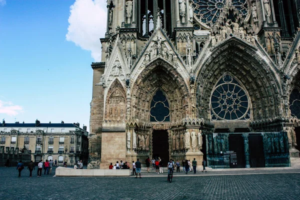 Reims Fransa 13 Ağustos 2018 bilinmeyenli insanlar yürürken, insanlar görünümünü ön Reims Notre Dame Katedrali öğleden sonra