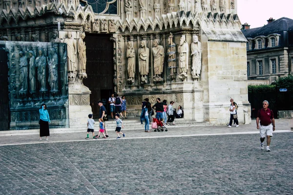 Reims Fransa 13 Ağustos 2018 bilinmeyenli insanlar yürürken, insanlar görünümünü ön Reims Notre Dame Katedrali öğleden sonra