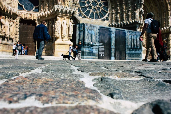 Reims Fransa 13 Ağustos 2018 bilinmeyenli insanlar yürürken, insanlar görünümünü ön Reims Notre Dame Katedrali öğleden sonra