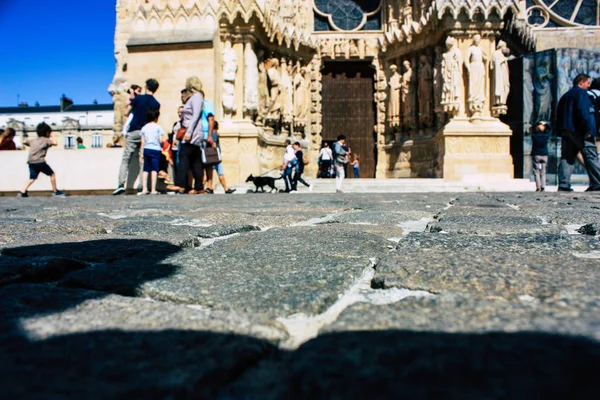 Reims Fransa 13 Ağustos 2018 bilinmeyenli insanlar yürürken, insanlar görünümünü ön Reims Notre Dame Katedrali öğleden sonra