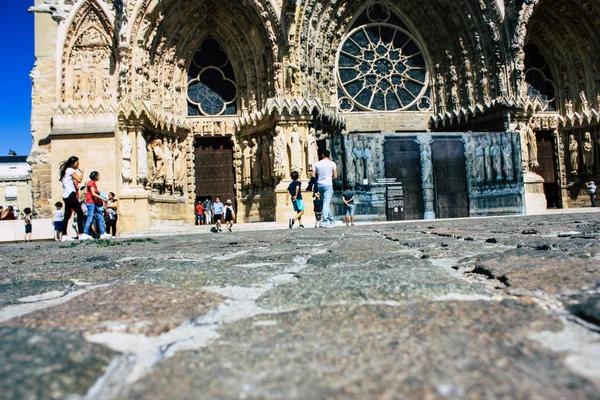Reims Fransa 13 Ağustos 2018 bilinmeyenli insanlar yürürken, insanlar görünümünü ön Reims Notre Dame Katedrali öğleden sonra
