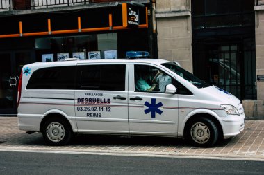 Reims Fransa 13 Ağustos 2018 görünümünü bir ambulans Park Reims sokaklarında öğleden sonra