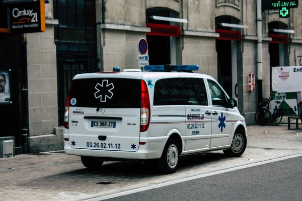 Reims Fransa Ağustos 2018 Görünümünü Bir Ambulans Park Reims Sokaklarında — Stok fotoğraf