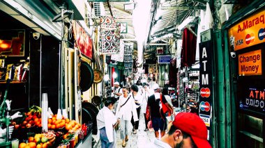 Kudüs Israil 18 Haziran 2018 sabah Kudüs 'ün eski kentinde Jaffa caddesinin çarşısında yürüyen bilinmez insanların görünümü