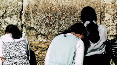 Kudüs Israil 18 Haziran 2018 sabah Kudüs 'ün eski kentinde batı duvarı 'nın önünde dua eden bilinmez kadının görünümü