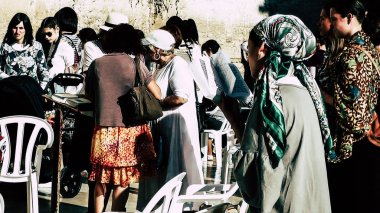 Kudüs Israil 18 Haziran 2018 sabah Kudüs 'ün eski kentinde batı duvarı 'nın önünde dua eden bilinmez kadının görünümü