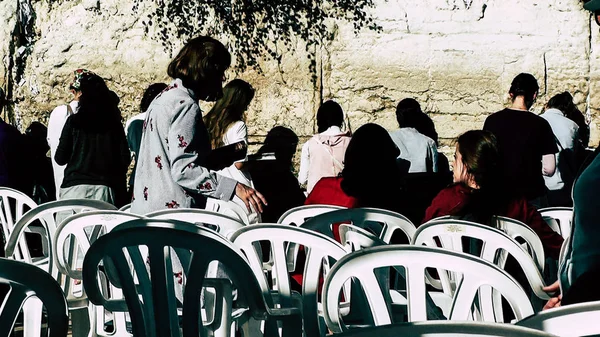 耶路撒冷以色列2018年6月18日上午在耶路撒冷老城西墙前祈祷的未知数妇女的观点 — 图库照片