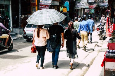 Katmandu Nepal 21 Ağustos 2018 görünümü bilinmeyen insan Katmandu Thamel sokakta bir şemsiye ile sabah yürüyüş