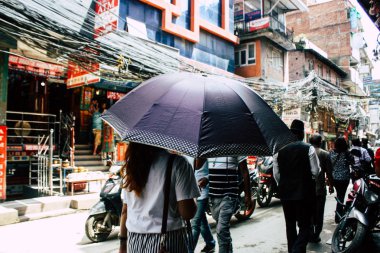 Katmandu Nepal 21 Ağustos 2018 görünümü bilinmeyen insan Katmandu Thamel sokakta bir şemsiye ile sabah yürüyüş