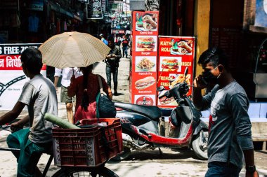 Katmandu Nepal 21 Ağustos 2018 görünümü bilinmeyen insan Katmandu Thamel sokakta bir şemsiye ile sabah yürüyüş