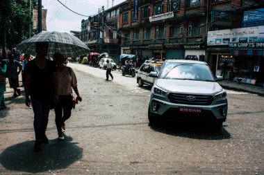 Katmandu Nepal 21 Ağustos 2018 görünümü bilinmeyen insan Katmandu Thamel sokakta bir şemsiye ile sabah yürüyüş